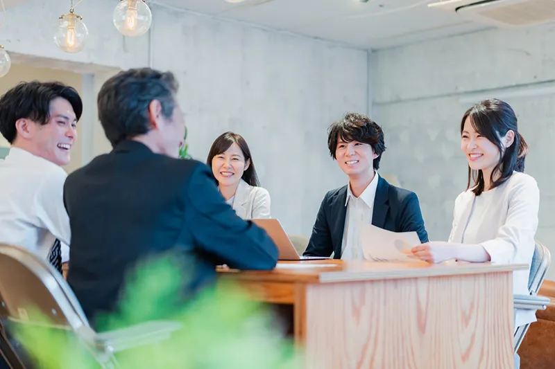 管理部と工場との生産会議